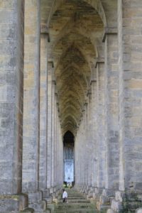 Arches menant au pont métallique Eiffel