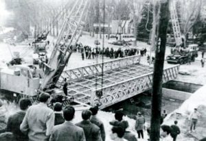 Déplacement du pont Eiffel de Girone en 1963 (photo, collection de J.M Toca)